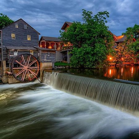 Key Lime Pie, Hot Tub,Wifi, 1089 Free Tickets Each Paid Day, Dollywood And More Gatlinburg Exterior photo