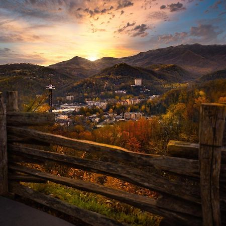 Key Lime Pie, Hot Tub,Wifi, 1089 Free Tickets Each Paid Day, Dollywood And More Gatlinburg Exterior photo