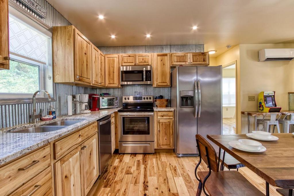 Key Lime Pie, Hot Tub,Wifi, 1089 Free Tickets Each Paid Day, Dollywood And More Gatlinburg Exterior photo