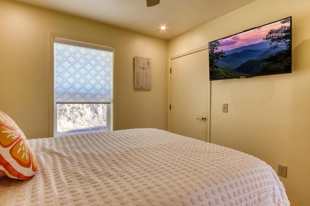 Key Lime Pie, Hot Tub,Wifi, 1089 Free Tickets Each Paid Day, Dollywood And More Gatlinburg Exterior photo