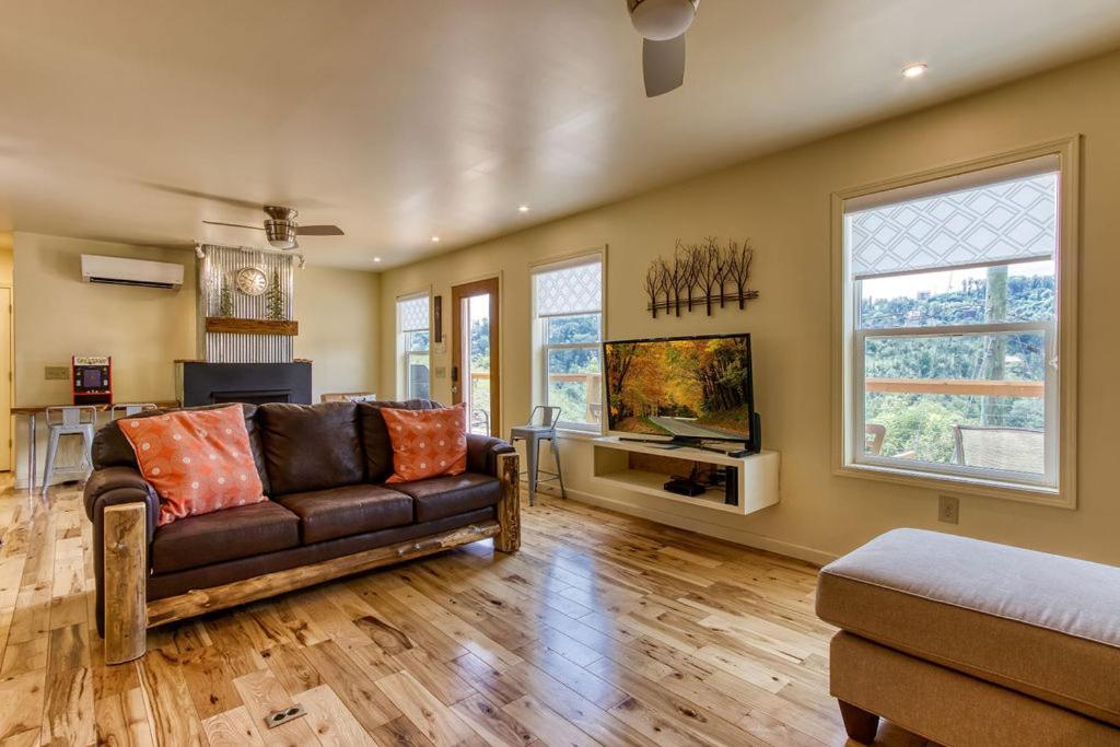 Key Lime Pie, Hot Tub,Wifi, 1089 Free Tickets Each Paid Day, Dollywood And More Gatlinburg Exterior photo