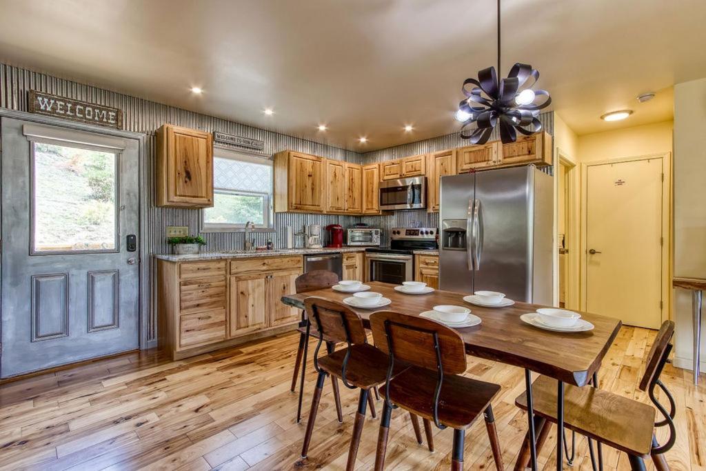 Key Lime Pie, Hot Tub,Wifi, 1089 Free Tickets Each Paid Day, Dollywood And More Gatlinburg Exterior photo