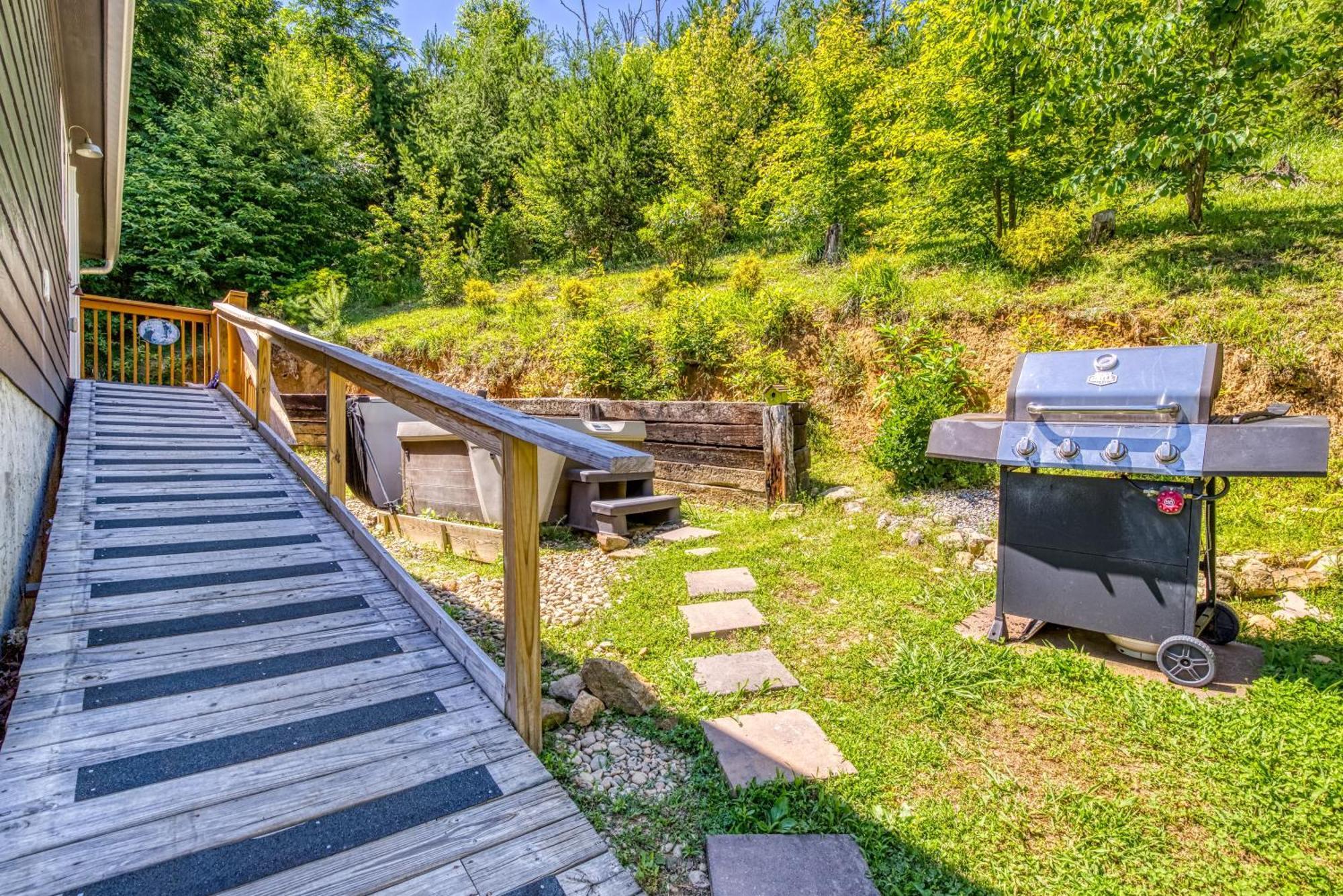 Key Lime Pie, Hot Tub,Wifi, 1089 Free Tickets Each Paid Day, Dollywood And More Gatlinburg Exterior photo